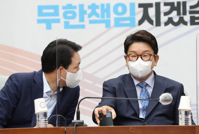 국민의힘 권성동 원내대표와 성일종 정책위의장이 지난 28일 오전 서울 여의도 국회에서 열린 원내대책회의에서 대화하고 있다. 사진=국회사진취재단