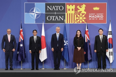 윤 대통령 나토 순방···여 "국격 맞는 국제사회 역할" 야 "중·러 대립 외교, 부담 커져"