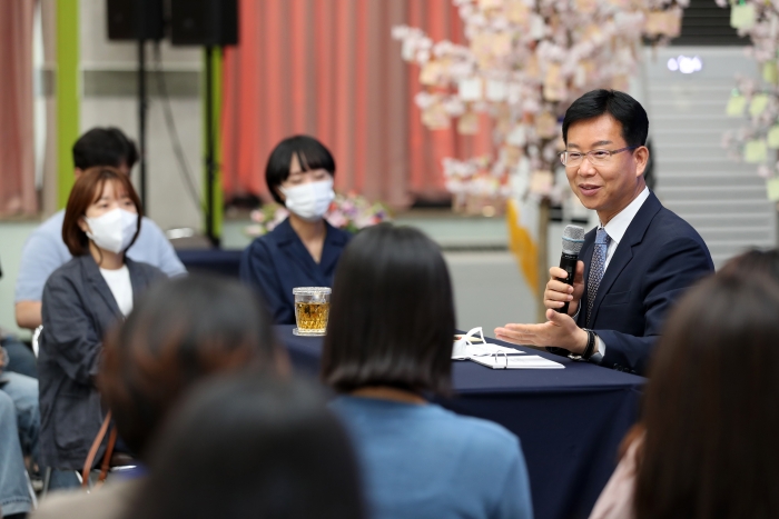 1일 취임한 박병규 광산구청장이 취임식을 대신해 공직자들과 타운홀 미팅을 갖고 소통하는 시간을 가졌다.