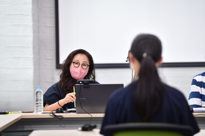 면접 진행 중인 KAIST 항공우주공학과 전은지 교수. 사진=한화그룹 제공