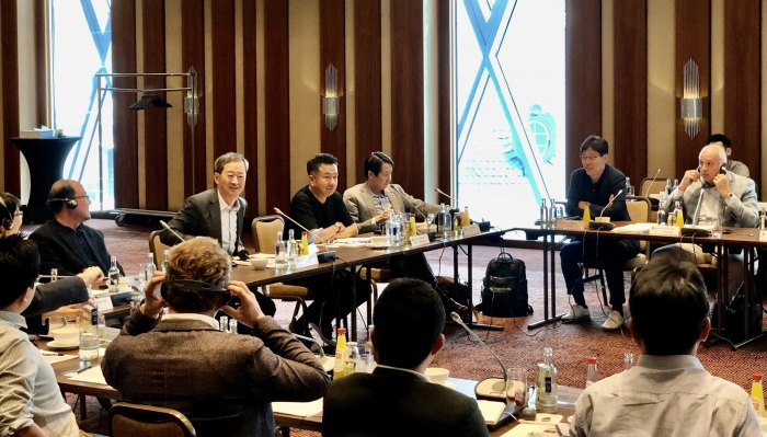 독일 프랑크푸르트에서 열린 CJ제일제당 유럽 중장기 성장 전략 회의에서 최은석 대표이사를 비롯한 주요 경영진들이 의견을 나누고 있다. 사진=CJ제일제당 제공