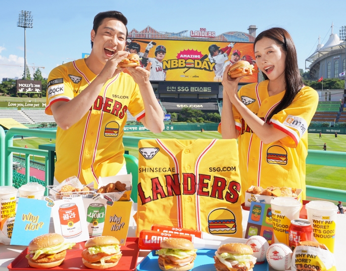 인천 미추홀구 SSG랜더스필드에서 모델들이 신세계푸드가 NBB(노브랜드 버거) 데이를 기념해 특별 제작한 노브랜드 버거 유니폼과 랜더스페셜 버거를 소개하고 있다. 사진=신세계푸드 제공