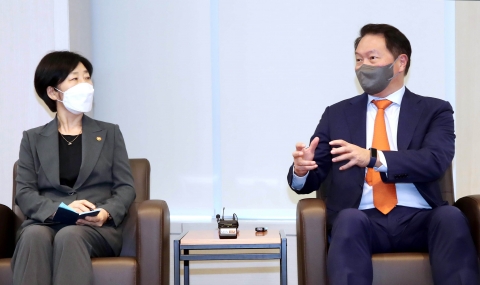 한화진 만난 최태원 "환경규제 중소기업에게 버거워···정부 보상시스템 필요"