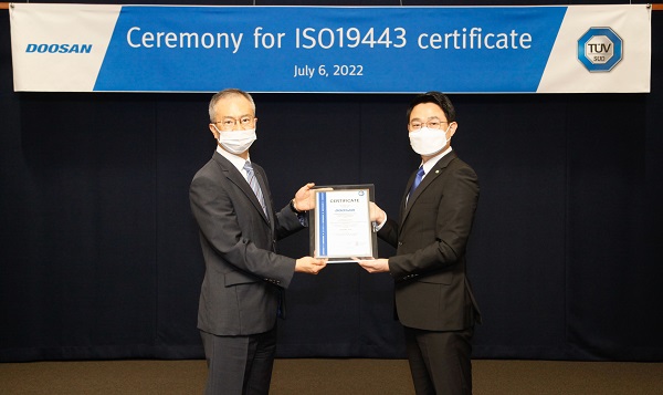 분당두산타워에서 열린 ISO 19443 인증서 수여식에서 강홍규 두산에너빌리티 원자력BG 상무(왼쪽)와 서정욱 TUV SUD Korea 대표이사가 기념촬영을 하고 있다. 사진=두산에너빌리티 제공