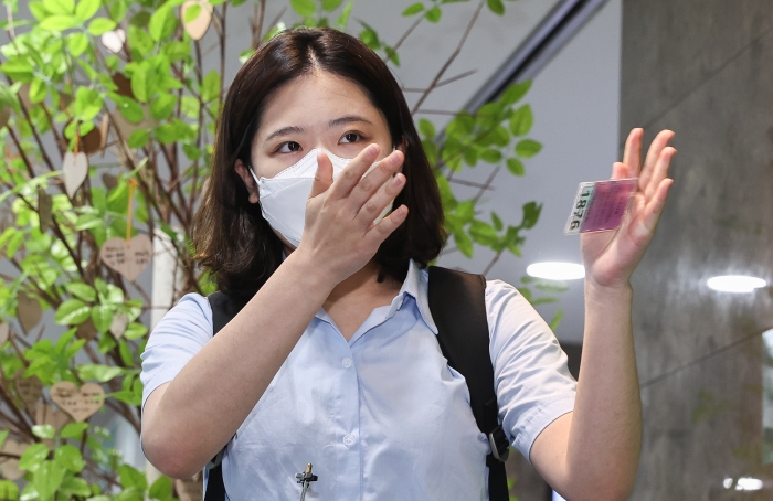 박지현 전 더불어민주당 비상대책위원장이 지난 1일 서울 여의도 국회 의원회관에서 열린 그린벨트 결과 공유 파티 '용감한 여정'에 참석하며 취재진 질문에 답하고 있다. 사진=국회사진취재단