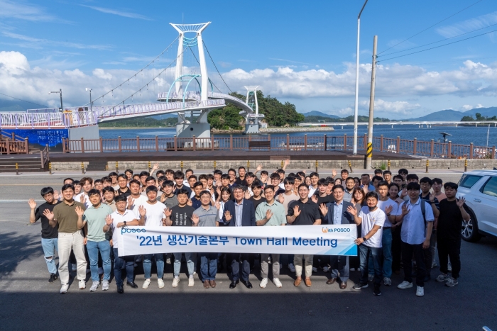 포스코가 6일 광양제철소 MZ세대 직원들을 대상으로 이시우 생산기술본부장 주재 타운홀 미팅을 가진 뒤 기념촬영하고 있다.