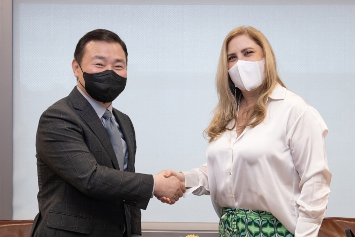 삼성전자 MX사업부장 노태문 사장(사진 왼쪽)이 7일 경기도 수원시 삼성이노베이션뮤지엄에서 카르멘 베르가라 파나마 투자진흥청장(사진 오른쪽)을 만나 삼성전자의 주요 활동을 소개하고 있다. 사진=삼성전자 제공