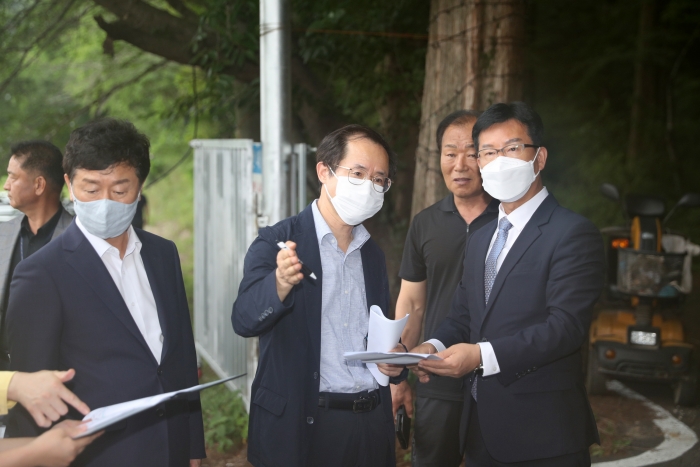 박병규 광산구청장이 7일 갈등민원이 발생한 지평동 메타세쿼이어 길을 찾아 현장을 살피며 이해당사자들의 의견을 듣고 있다.