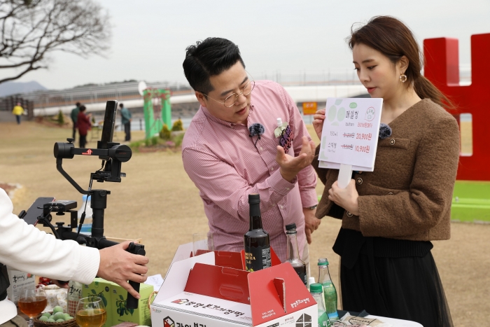 전라남도가 운영하는 온라인 쇼핑몰 남도장터에서 농수축산물 실시간 소통 판매를 하고 있다.