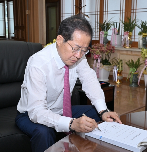 홍준표, 윤 대통령에 "8·15 때 이명박·이재용 사면해달라"
