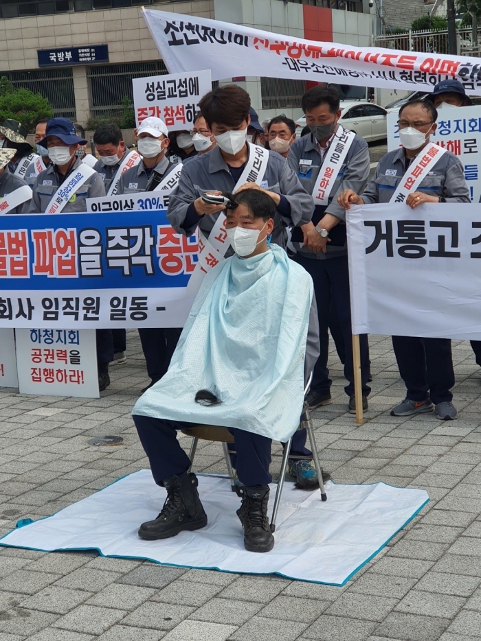 11일 오후 용산전쟁기념과 앞에서 진민용 ㈜삼주 대표가 조선하청지회 장기 불법파업 규탄 삭발식을 가졌다. 사진=대우조선해양 제공