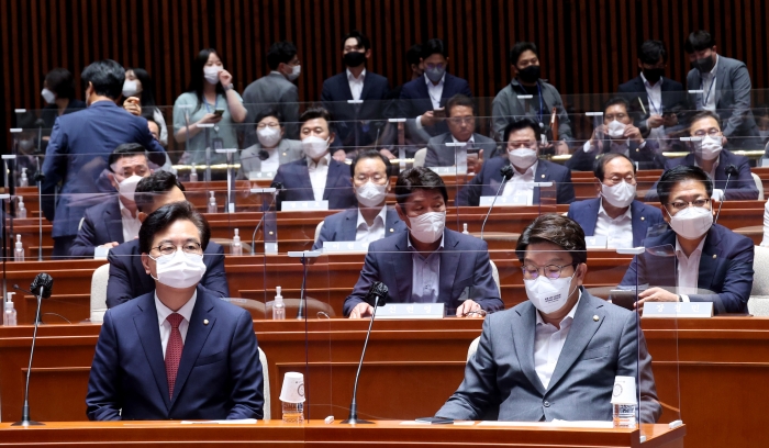 국민의힘 권성동 원내대표(앞줄 오른쪽)가 11일 서울 여의도 국회에서 열린 의원총회에 참석해 있다. 사진=국회사진취재단