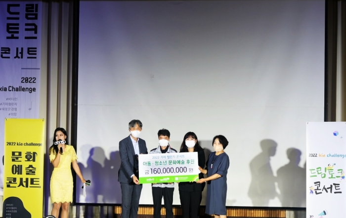 11일(월) 기아 AutoLand광주, '2022기아챌린지 사업' 후원금 전달식에서 서성철 기아 AutoLand광주 총무팀장(왼쪽에서 두번째)이 안석 광주광역시교육청 시민참여담당관(왼쪽에서 첫번째)과 김현미 초록우산어린이재단 광주지역본부장(왼쪽에서 세번째)에게 후원금을 전달하는 모습.