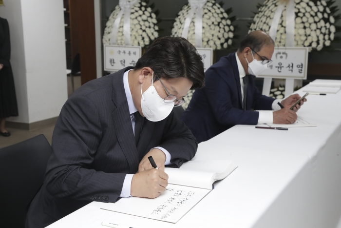 권성동 국민의힘 당 대표 직무대행 겸 원내대표가 12일 오후 서울 종로구 주한일본대사관 공보문화원 아베 신조 전 일본 총리 국내 분향소에서 조문록을 작성하고 있다. 사진=국민의힘 제공