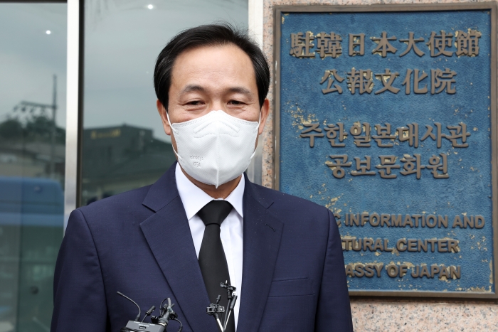 12일 오전 아베 신조 전 일본 총리 국내 분향소가 마련된 서울 종로구 주한일본대사관 공보문화원을 찾은 더불어민주당 우상호 비상대책위원장이 취재진의 질문에 답변하고 있다. 사진=연합뉴스 제공