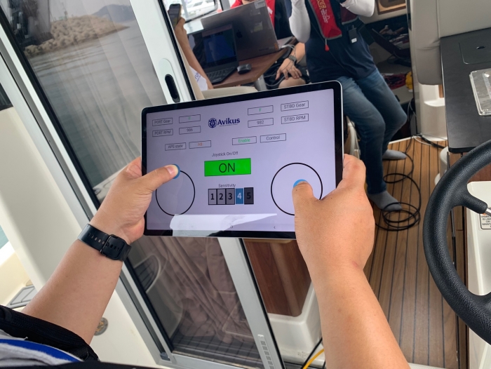 이준식 아비커스 소형선자율운항팀장이 수동모드로 전환해 조작하고 있다. 사진=이세정 기자