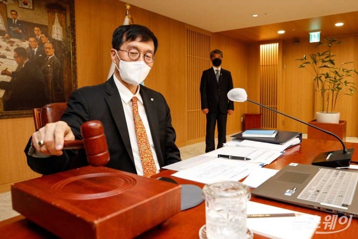 한국은행 금융통화위원회 본회의. 사진=사진공동취재단 이창용 한국은행 총재가 13일 서울 중구 한국은행에서 열린 금융통화위원회 본회의에서 의사봉을 두드리고 있다.