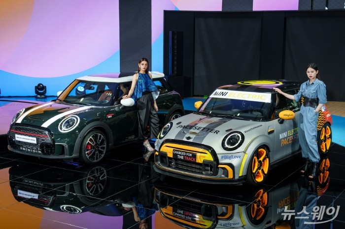 MINI JCW 애니버서리 에디션과 MINI 일렉트릭 페이스세터. 사진=BMW그룹코리아 제공