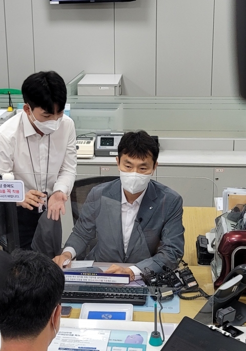 신한은행 영업점 찾은 이복현 금감원장, "취약차주 부담 줄여달라" 주문(종합)