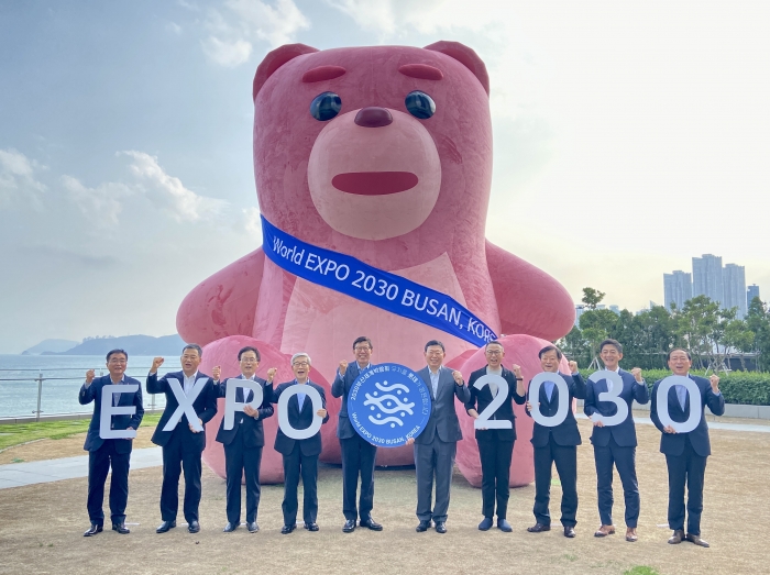 롯데는 14일 시그니엘 부산에서 2022 하반기 VCM을 진행했다. VCM 후 롯데 경영진과 박형준 부산시장은 함께 엑스포 유치를 기원하는 단체사진을 촬영했다. 사진=롯데지주 제공