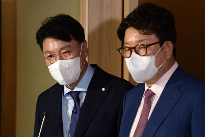 국민의힘 장제원 의원(왼쪽)과 권성동 대표 직무대행 겸 원내대표가 15일 서울 여의도 한 식당에서 오찬 회동을 한 뒤 나서며 취재진 질문에 답하고 있다. 사진=국회사진취재단