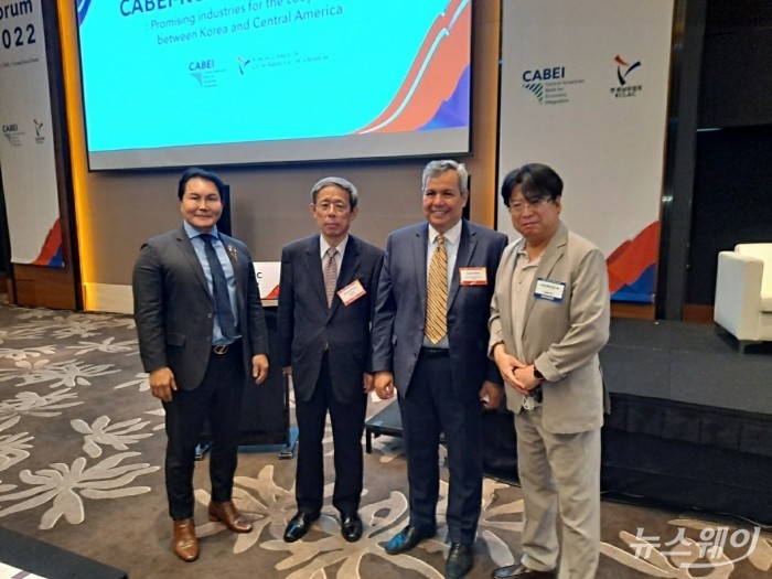 좌로부터 다윈KS Bruce Jeong Co-Founder, 한·중남미협회 한병길 회장, CABEI Dr. Dante Mossi 총재, 다윈KS 이종명 대표. 사진=다윈KS 제공