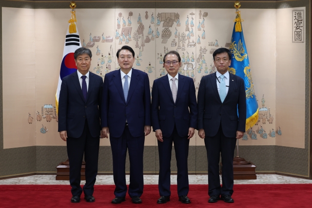 윤 대통령, 자문위원(변양균 경제고문) 위촉식 참석. 사진=대통령실 제공.