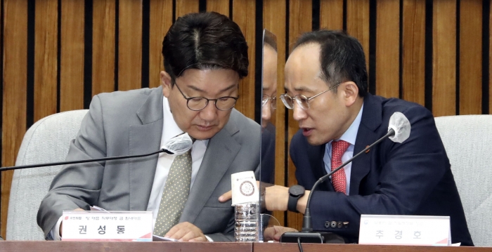 국민의힘 권성동 당대표 직무대행 겸 원내대표(왼쪽)와 추경호 부총리 겸 기획재정부 장관이 18일 국회에서 열린 '2022 세제 개편안 당정협의회'에서 대화를 나누고 있다. 사진=국회사진취재단