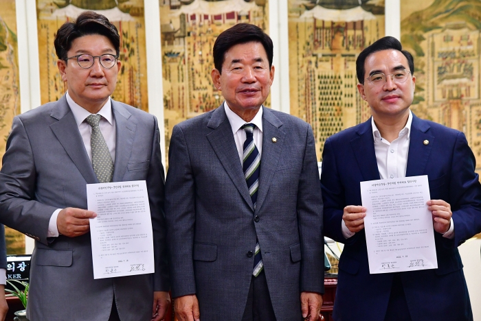 국민의힘 권성동 대표 직무대행 겸 원내대표와 더불어민주당 박홍근 원내대표가 18일 국회에서 김진표 국회의장 주재로 열린 회동에서' 민생경제안정특별위원회' 구성 결의안 처리 합의문을 들어 보이고 있다. 사진=국회사진취재단