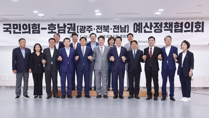 강기정 광주광역시장이 18일 오후 시청 중회의실에서 열린 '국민의힘-호남권 예산정책협의회'에 참석해 김영록 전남도지사, 김관영 전북도지사와 손을 맞잡고 호남권 상생을 위한 국비지원을 요청하고 있다./광주광역시 제공