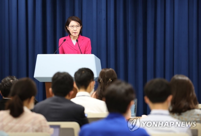 브리핑하는 강인선 대변인. 사진=연합뉴스 제공.