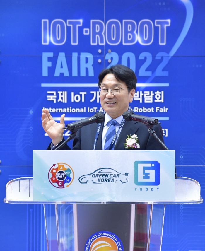 강기정 광주광역시장이 21일 오후 서구 김대중컨벤션센터에서 열린 '2022 뿌리산업전시회·그린카전시회·IoT가전로봇박람회' 개막식에 참석해 환영사를 하고 있다./광주광역시 제공