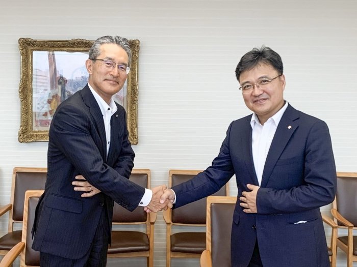 황진구(오른쪽) 롯데케미칼 수소에너지사업단장과 다나카 마사야 이토추상사 에너지화학품컴퍼니 총괄대표가 21일 일본 도쿄 이토추상사 본사에서 업무협약을 맺고 있다. 사진=롯데케미칼 제공