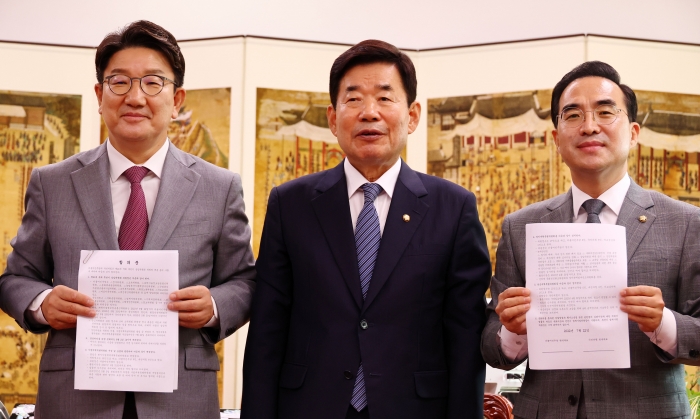 국민의힘 권성동 당대표 직무대행 겸 원내대표, 김진표 국회의장, 더불어민주당 박홍근 원내대표가 22일 오전 서울 여의도 국회의장실에서 김진표 국회의장 주재 열린 여야 원내대표 회동에서 원구성 합의문을 들고 기념촬영을 하고 있다. 사진=국회사진취재단