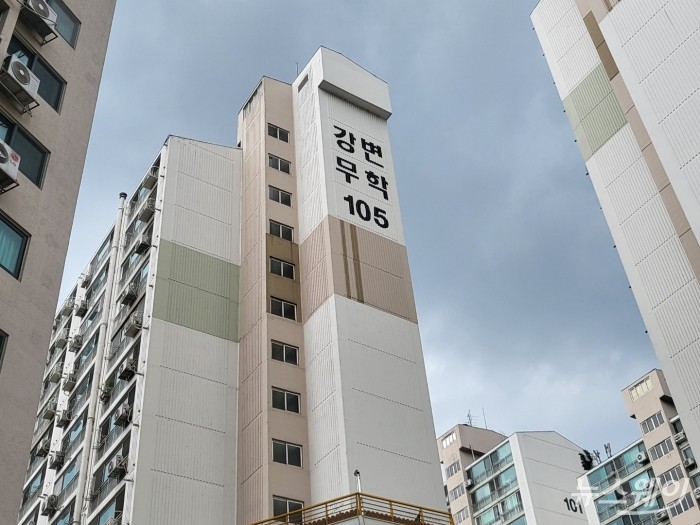 염창무학 아파트 리모델링 사업은 강서구 염창동 일원 8523.5㎡ 부지에 리모델링을 통해 지상 24층, 공동주택 302가구를 짓는 프로젝트다. 한강 조망이 가능한 역세권이란 게 가장 큰 장점으로 꼽힌다. 단지는 서울지하철 9호선 급행역 염창역까지 걸어서 10분 정도 걸린다. 올림픽대로와 서부간선도로, 김포공항, 안양천로 진입도 쉽다. 사진 = 김소윤 기자.
