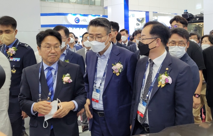 박상철 호남대 총장, 광주시 3대 주력산업 전시회 참석 기사의 사진