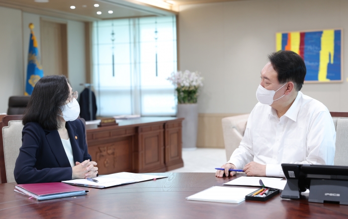 윤석열 대통령이 25일 서울 용산 대통령실 청사 집무실에서 김현숙 여성가족부 장관으로부터 업무 보고를 받고 있다. 사진/ 대통령실 제공