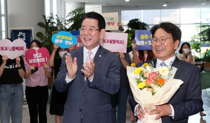전라남도와 광주시는 28일 '2022년 광주·전남 상생발전위원회'를 열어 광주·전남 대번영 시대를 위한 첨단 반도체 특화단지 조성 등 11개 신규과제 추진을 합의했다.