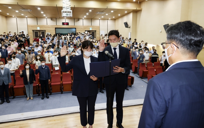 LX공사 고객지원처 최소영 대리(왼쪽)과 정보보안부 윤승수 주임(오른쪽)이 청렴·인권·윤리 실천결의를 선언하고 있다.