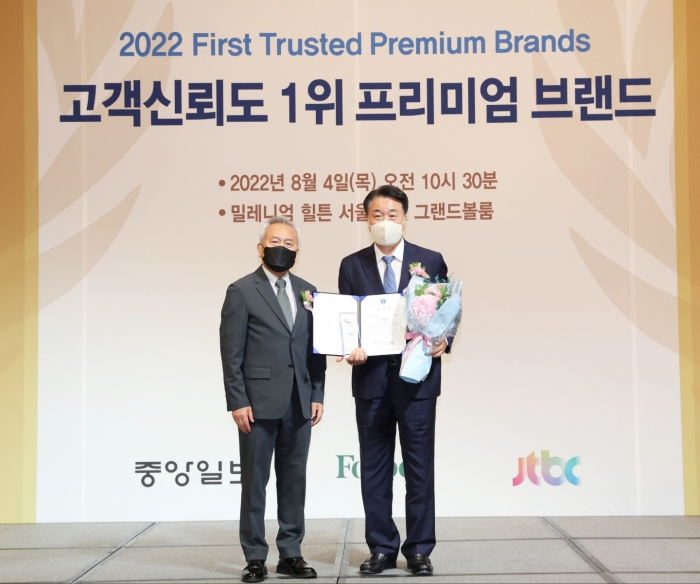 화순군이 국내 유일의 백신산업특구를 중심으로 국가백신을 비롯한 바이오산업을 선도한 공을 인정받아 2년 연속 '2022 고객 신뢰도 1위 프리미엄 브랜드' 국가백신바이오산업 중심도시 부문 대상을 받았다. 사진은 4일 밀레니엄서울힐튼호텔에서 열린 시상식에 구복규 화순군수(오른쪽)와 김영국 심사위원장이 기념촬영 하는 모습