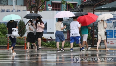 전국 흐리고 장대비···한낮 '찜통더위' 계속