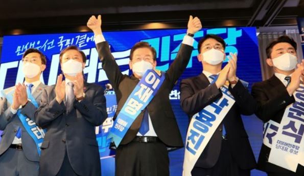 더불어민주당 8·28 전당대회 지역 순회 경선 둘째 날인 7일 제주시 난타호텔에서 열린 제주지역 합동연설회에서 이재명(가운데) 당 대표 후보가 참석자들에게 인사하고 있다. 사진=연합뉴스