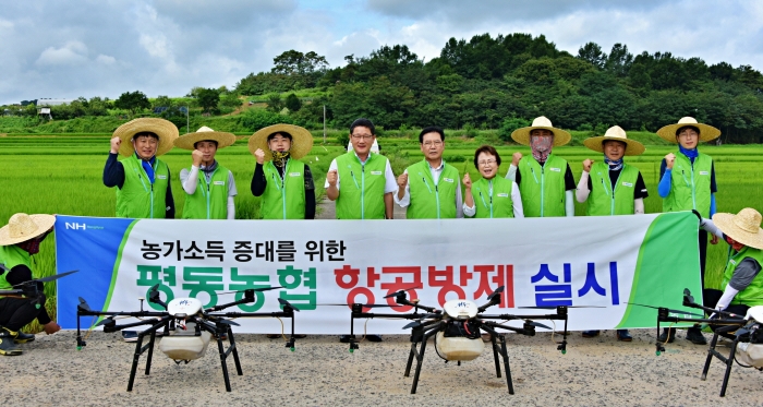 (사진)왼쪽에서 네 번째부터 고성신 본부장, 김익찬 조합장