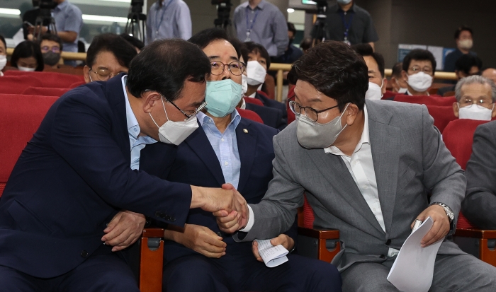 국민의힘 권성동 당 대표 직무대행 겸 원내대표가 지난달 29일 서울 여의도 국회 의원회관에서 열린 '공영언론 블랙리스트 논란 무엇이 문제인가 토론회'에서 주호영 의원과 인사하고 있다. 사진=국회사진취재단