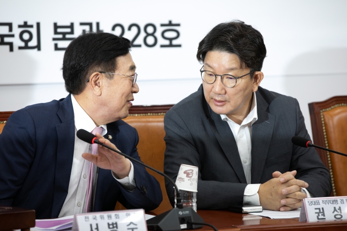 서병수 국민의힘 전국위원회 의장과 권성동 당 대표 직무대행 겸 원내대표가 9일 국회에서 열린 제 3차 전국위에서 대화하고 있다. 사진/ 국회사진기자단