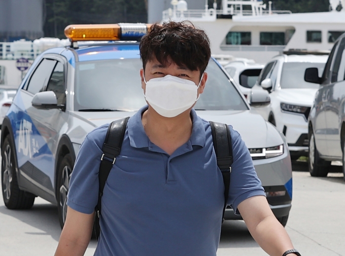 국민의힘 이준석 대표가 지난달 27일 경북 울릉군 사동항 여객터미널에서 선박 탑승을 위해 이동하고 있다. 사진=연합뉴스 제공