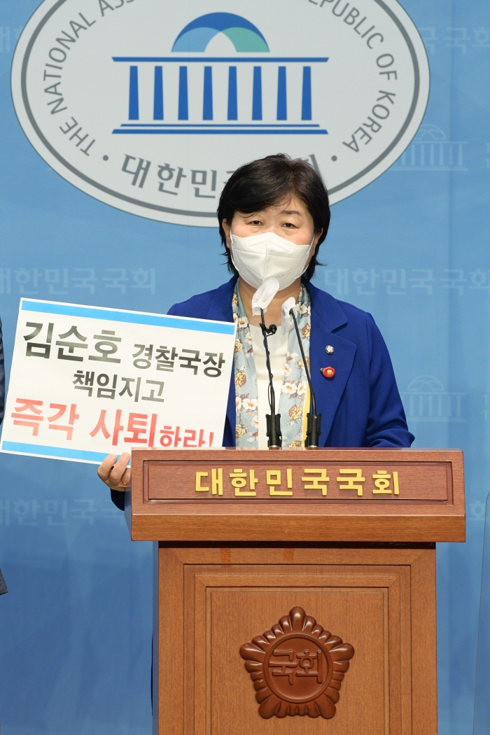 더불어민주당 서영교 의원이 10일 오전 국회 소통관에서 '경찰국 신설 규탄, 김순호 경찰국장·이상민 행안부 장관 사퇴 촉구' 기자회견을 하고 있다. 사진=국회사진취재단