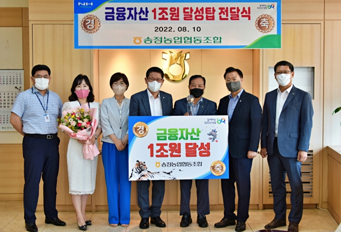 왼쪽 네 번째부터 고성신 광주지역본부장, 김형덕 조합장