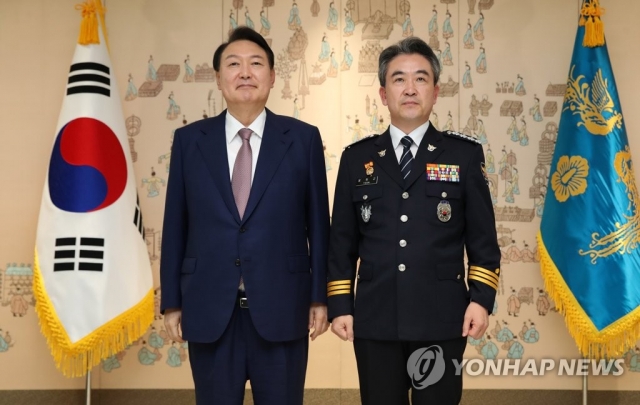 윤석열 대통령, 윤희근 경찰청장과 기념촬영. 사진=연합뉴스 제공.