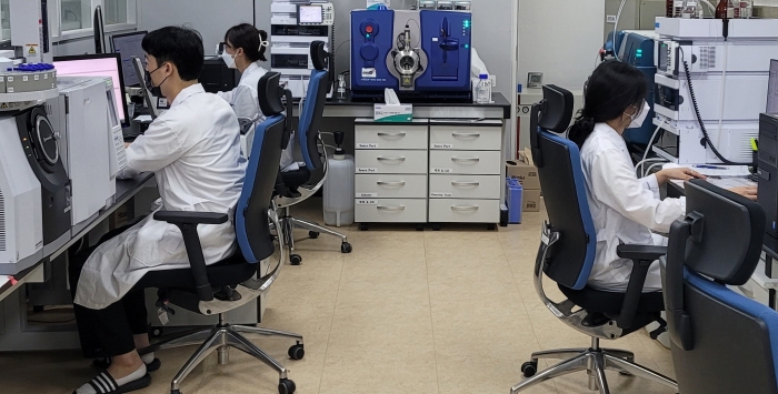 함평군 농업기술센터 '농산물 안전성 분석실'에서 실시되는 잔류농약 검사 모습